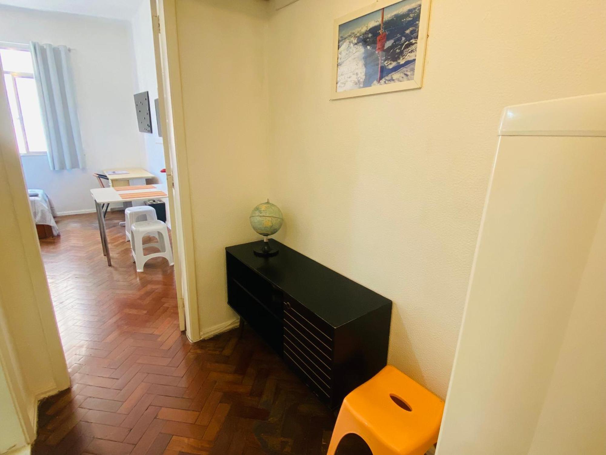 Completo Na De Copacabana , Claro E Silencioso, Com Ar, Wifi, Netflix, Ate 3 Pessoas, Pauloangerami Br502