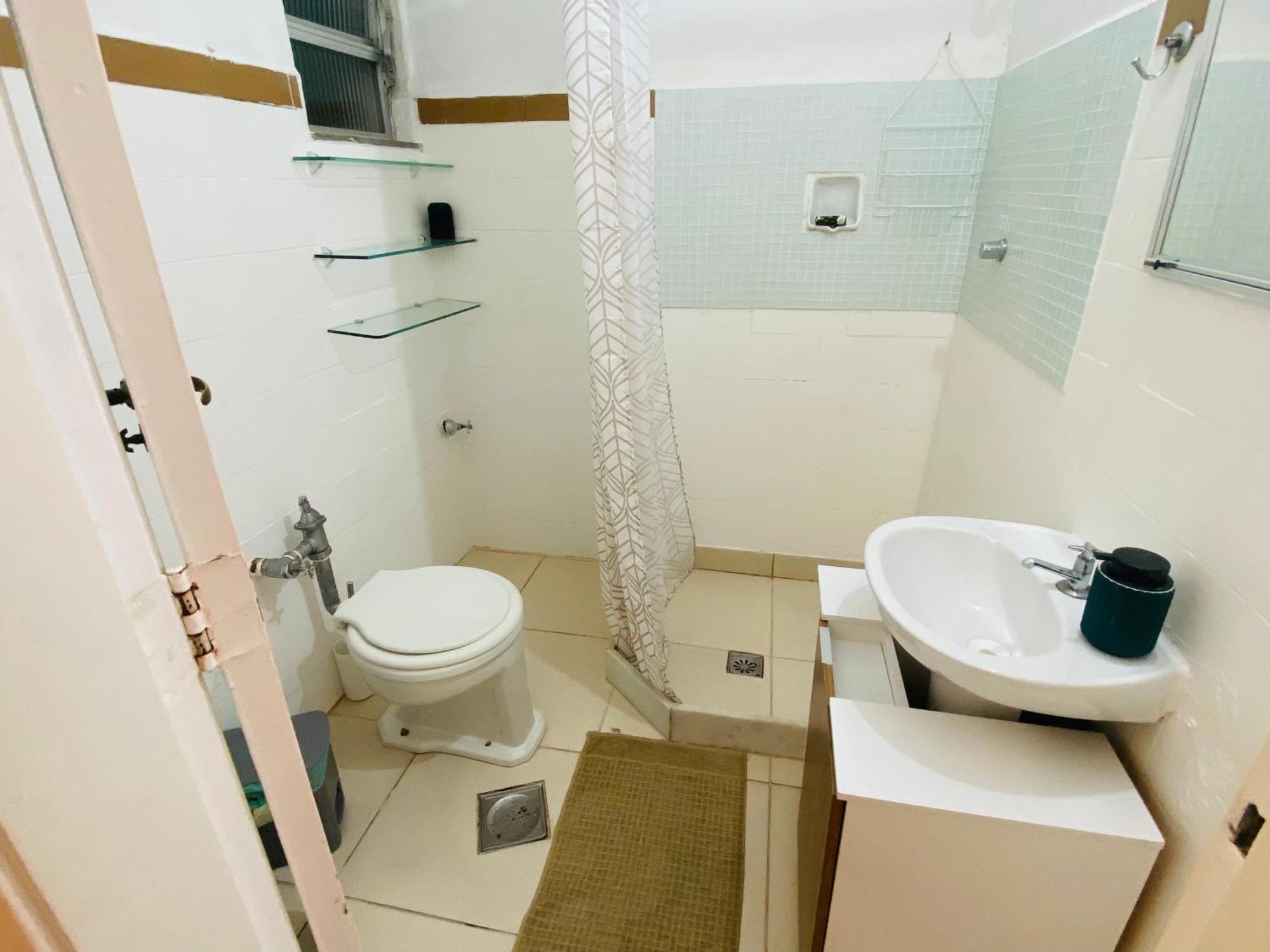 Completo Na De Copacabana , Claro E Silencioso, Com Ar, Wifi, Netflix, Ate 3 Pessoas, Pauloangerami Br502 Apartamento Rio de Janeiro